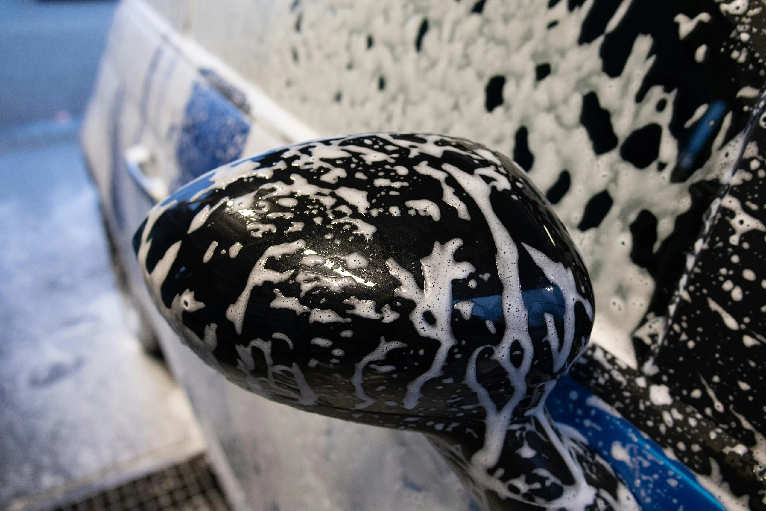 Detalle de una llanta Volvo en el estudio de detailing
