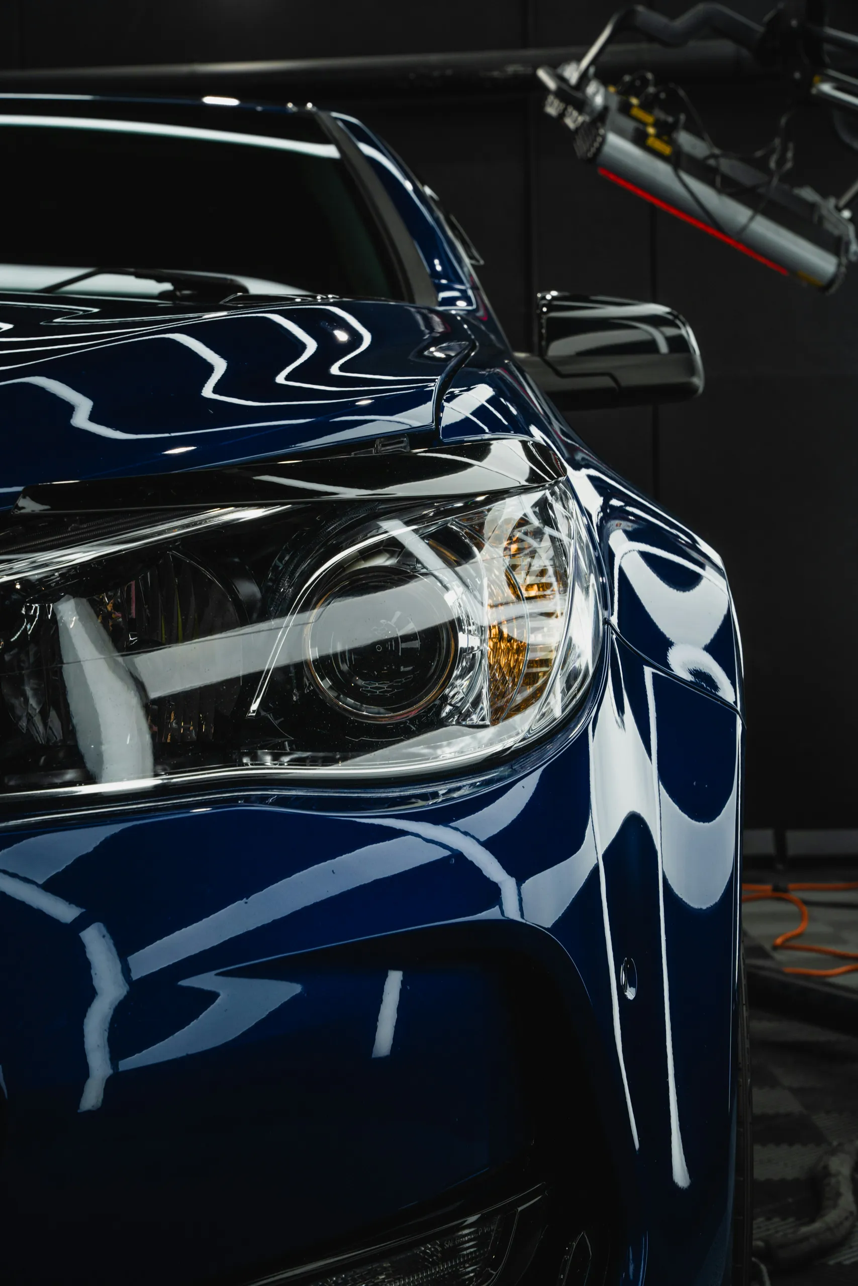 Audi gris en el estudio de detailing