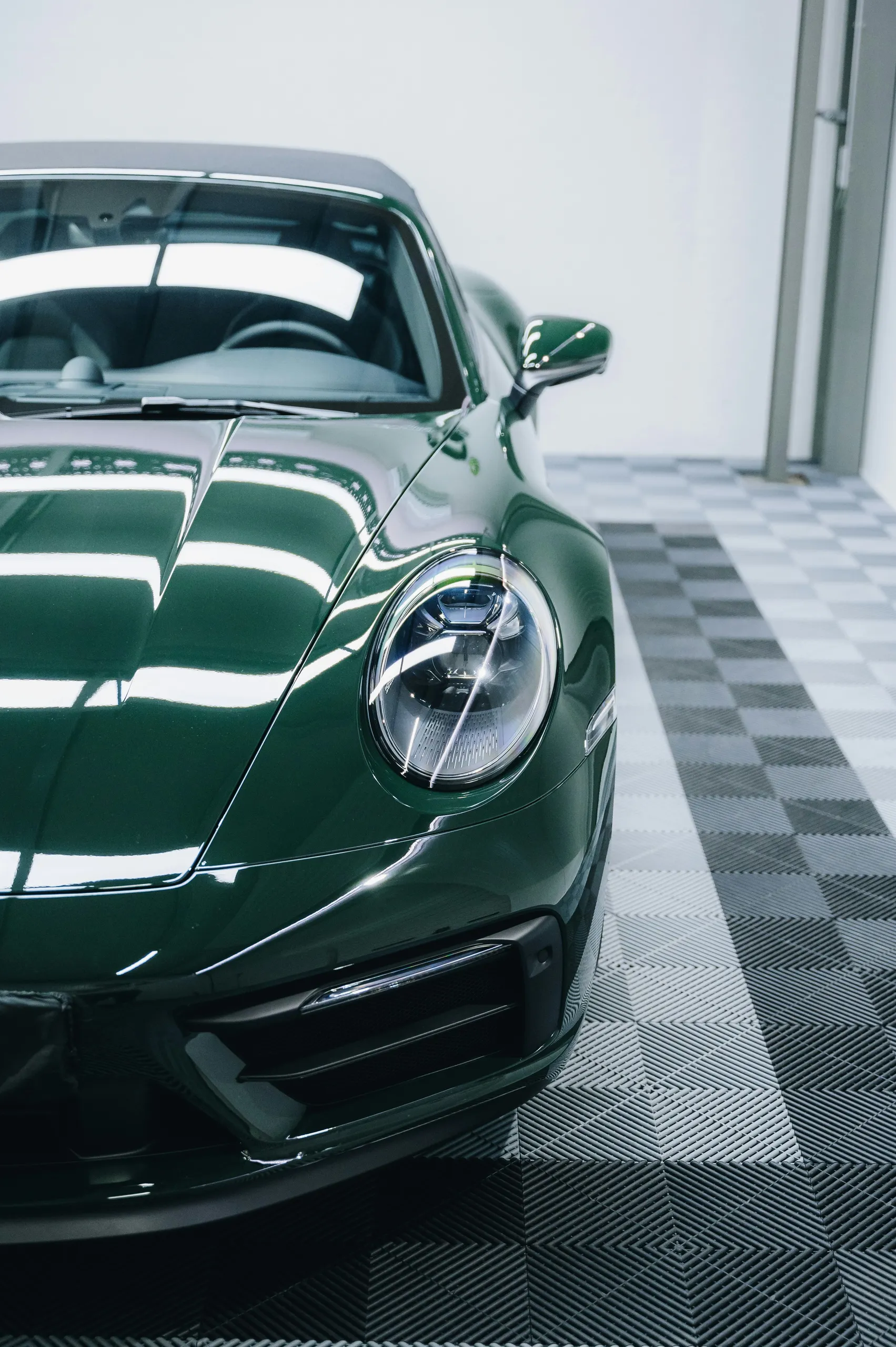 Porsche 911 verde en el estudio de detailing